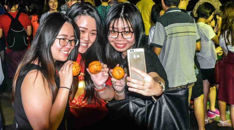 Feng shui master recommends people to utilise social media on Chap Goh Meh instead of wasting mandarin oranges. — Malay Mail file pic